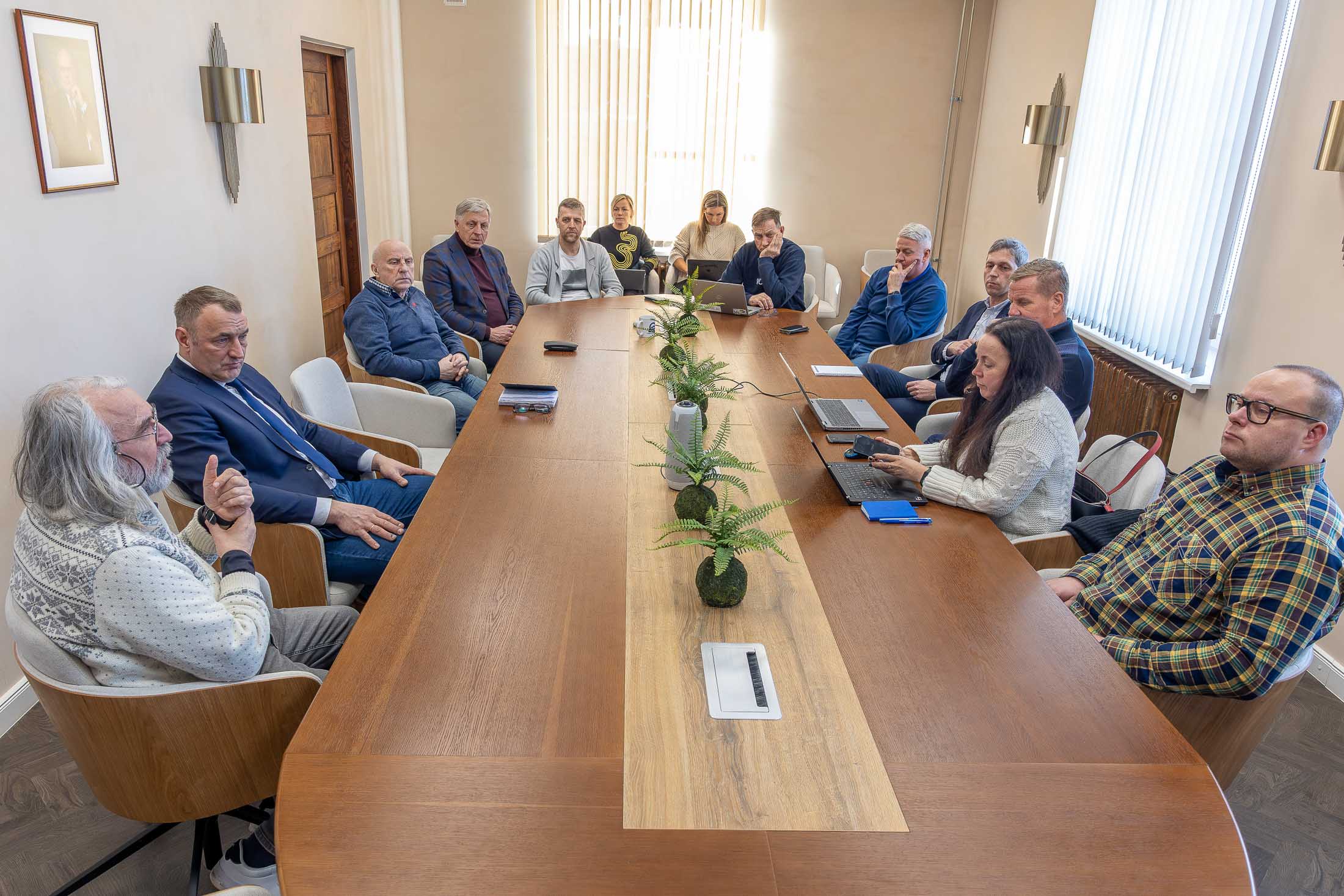 5. veebruaril kohtuti Võru linnavalitsuse saalis, et arutada jalgpalli tulevikku ning olevikku Võrumaal. Üheks keskseks teemaks oli jalgpalli sisehalli rajamine Võrumaale. Arutelul osalesid Võru linna ja valla ning MTÜ FC Võru Helios esindajad, Eesti Jalgpalliliidu esindajad, sealhulgas jalgpalliliidu presdident Aivar Pohlak. FOTOD: Aigar Nagel